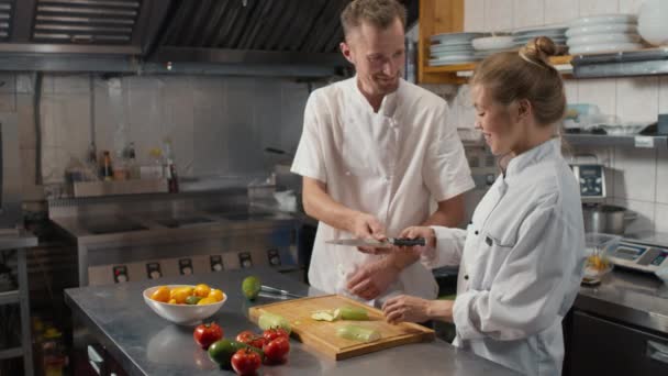 경험많은 요리사가 요리사에게 부엌에 채소를 히자르는 가르치는 장면이 미디엄 — 비디오