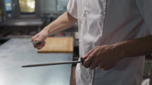 Midsection Slowmo Nierozpoznawalnego Szefa Kuchni Białej Kurtce Ostrzenie Jego Nóż — Wideo stockowe