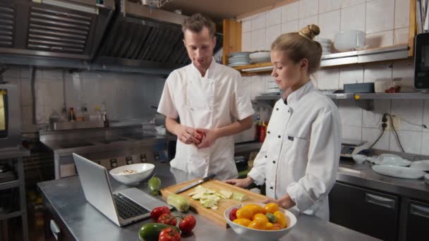 Tiro Médio Chef Qualificado Ensinando Jovem Cozinheiro Básico Corte Com — Vídeo de Stock