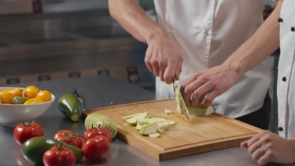 Midsection Primer Plano Chef Profesional Irreconocible Enseñando Las Jóvenes Cocineras — Vídeos de Stock