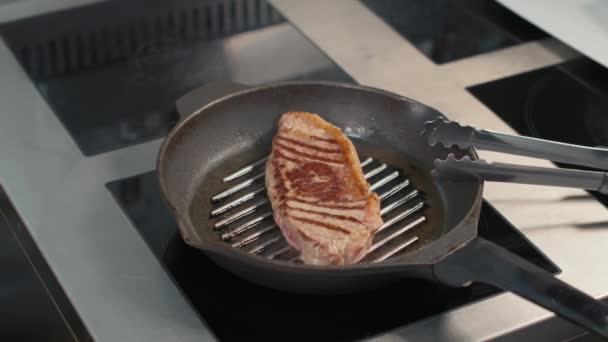 在餐馆厨房的电炉上 禁止慢动作关闭烤锅中的多汁牛肉煎 — 图库视频影像