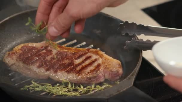 Nahaufnahme Eines Nicht Wiederzuerkennenden Kochs Der Etwas Rosmarin Und Knoblauch — Stockvideo