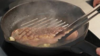 Lokantayı kapat. Biberiye ve sarımsaklı biftek hazırla.