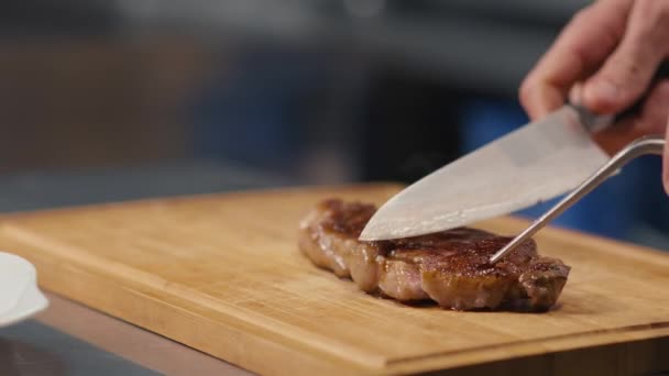 Nahaufnahme Eines Nicht Wiederzuerkennenden Kochs Der Der Restaurantküche Ein Mittelgroßes — Stockvideo