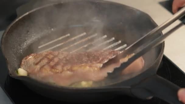 Zamknij Się Restauracja Gotować Przygotowywanie Befsztyk Grillowanej Patelni Rozmarynu Czosnku — Wideo stockowe