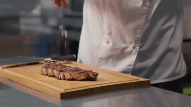 Midsection Slow Motion Gros Plan Chef Méconnaissable Salant Délicieux Steak — Video