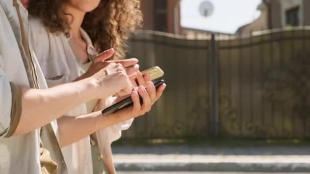 Glada Unga Man Och Kvinna Sitter Bilen Bagagelucka Titta Något — Stockvideo