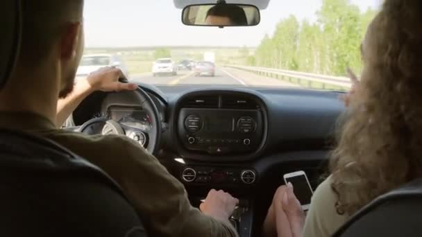 Aktywna Para Małżeńska Podróżująca Samochodem Rozmawiająca Trasie Miejsca Przeznaczenia Widok — Wideo stockowe