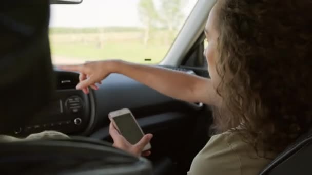 Καυκάσια Γυναίκα Που Ταξιδεύει Αυτοκίνητο Τον Άντρα Της Κρατά Smartphone — Αρχείο Βίντεο