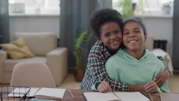 Panning Cintura Retrato Duas Crianças Afro Sorridentes Abraçando Olhando Para — Vídeo de Stock