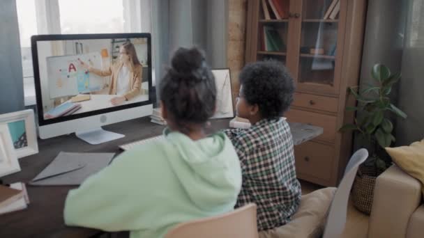 Imagen Media Retrospectiva Dos Niños Afro Sentados Escritorio Teniendo Una — Vídeo de stock