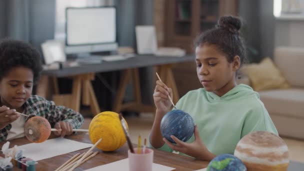 Médio Close Crianças Afro Divertindo Elaborar Pintar Modelos Globo Diy — Vídeo de Stock