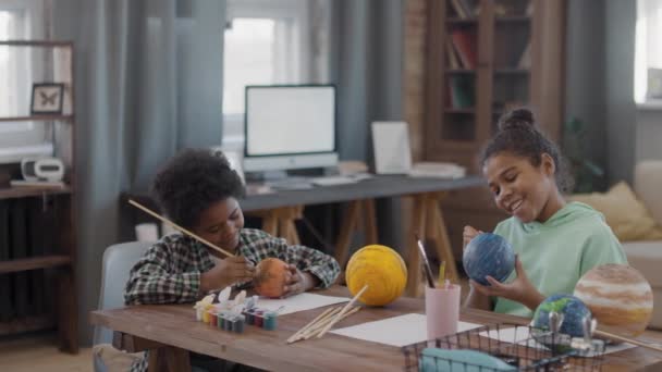 Taille Shot Van Afro Kinderen Zitten Aan Tafel Moderne Woonkamer — Stockvideo