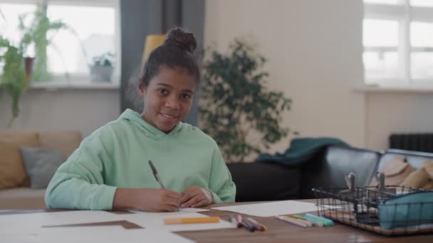 Panning Αργή Μέση Πορτρέτο Του Χαμογελαστού Κοριτσάκι Afro Σχέδιο Και — Αρχείο Βίντεο