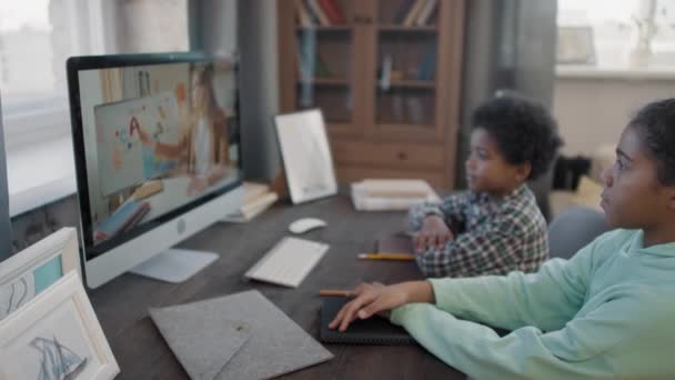 Mittlere Nahaufnahme Von Afro Kindern Die Über Den Computer Online — Stockvideo