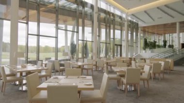 Dolling-in-no people video of lüksü restoran bej renkli ve panoramik pencereli modern golf tesisi