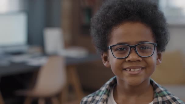 Portret Spowolnionego Ruchu Cute Afro Kid Okularach Uśmiechnięty Kamery Nowoczesnym — Wideo stockowe