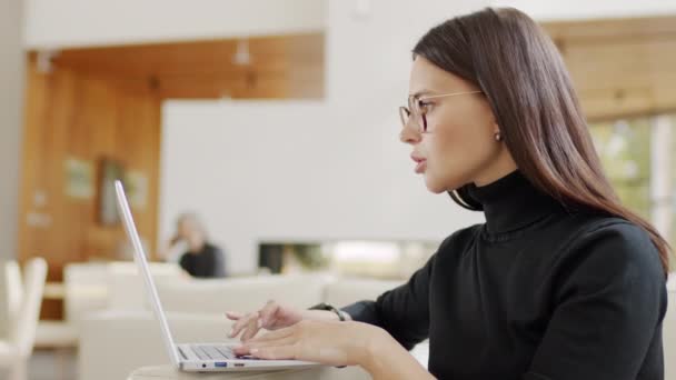 Vue Latérale Moyenne Gros Plan Succès Femme Affaires Caucasienne Travaillant — Video