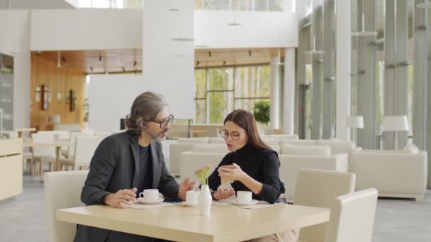 Média Foto Câmera Lenta Casal Adulto Semelhante Negócio Sentado Mesa — Vídeo de Stock