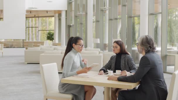 Média Foto Câmera Lenta Empresários Multi Étnicos Bem Sucedidos Coffee — Vídeo de Stock