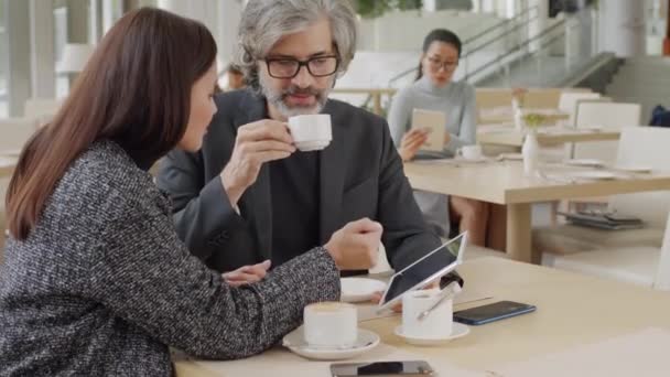 Tour Taille Ralenti Couple Entrepreneurs Prospères Assis Table Restaurant Avec — Video