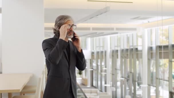 Slow Motion Médio Tiro Empresário Sênior Caucasiano Óculos Falando Smartphone — Vídeo de Stock
