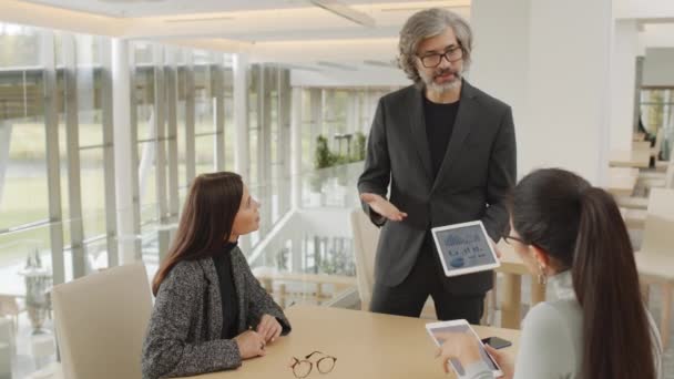 Média Foto Empreendedor Sênior Confiante Fazendo Relatório Para Seus Colegas — Vídeo de Stock