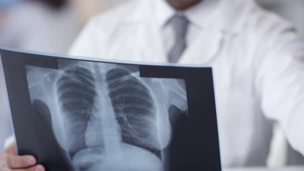 Modern Orta Doğulu Erkek Doktorun Hastalarla Röntgen Çekimleri Yapan Orta — Stok video