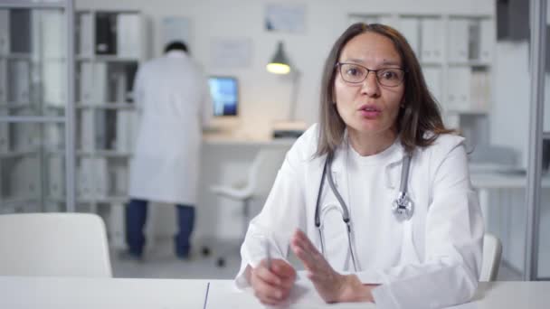 Orta Boy Portre Beyaz Önlük Giyen Olgun Bir Tıp Çalışanının — Stok video