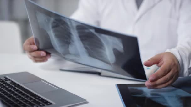 Tiro Secção Média Médico Irreconhecível Sentado Secretária Olhar Para Radiografia — Vídeo de Stock