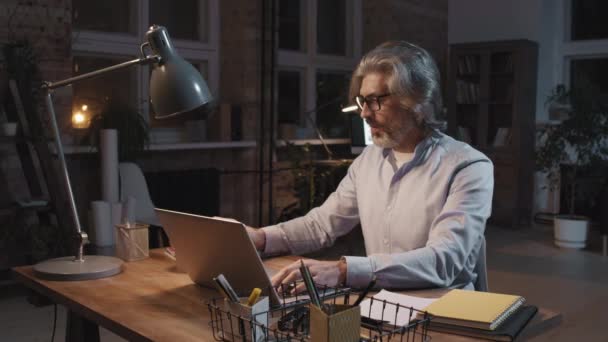 Zeitlupenaufnahme Eines Älteren Workaholic Der Dunklen Loft Büro Schreibtisch Sitzt — Stockvideo