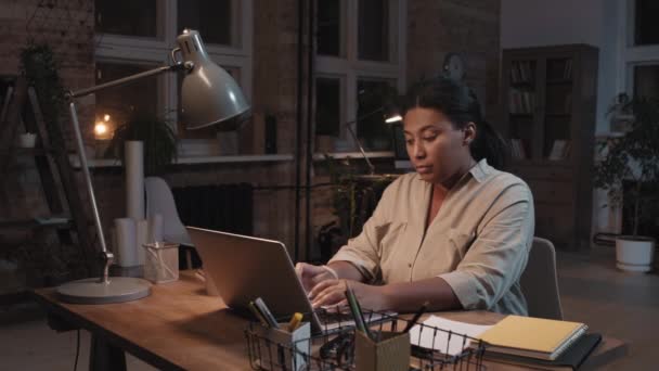 Zeitlupenaufnahme Einer Konzentrierten Afrikanisch Amerikanischen Frau Die Allein Dunklen Loft — Stockvideo