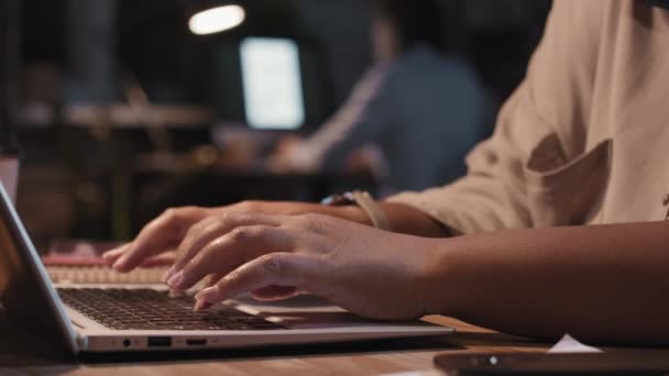 Panning Slow Motion Zbliżenie Nierozpoznawalnych Kobiet Ręce Wpisując Laptopie Biurze — Wideo stockowe