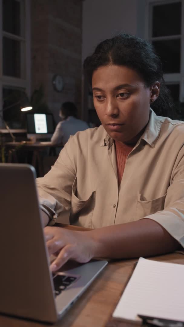 Vertikal Slowmo Midja Skott Koncentrerad Afro Kvinna Som Arbetar Laptop — Stockvideo