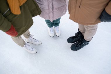 Buz pistinde buz pateni yapan insanların yüksek açılı görüntüsü