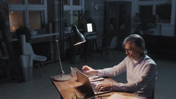 Imagens Cintura Alto Ângulo Trabalhador Escritório Produtivo Digitando Laptop Escritório — Vídeo de Stock