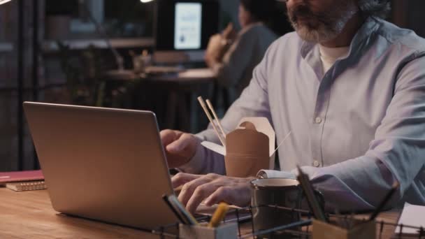 Tilting Slow Motion Close Concentrated Man Looking Laptop Screen Eating — Stock Video