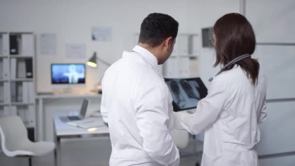 Retrato Médio Dois Especialistas Pulmão Que Estão Juntos Consultório Médico — Vídeo de Stock