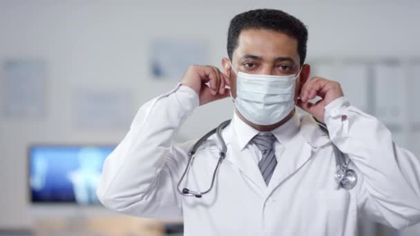 Średni Portret Współczesnego Lekarza Bliskiego Wschodu Białym Płaszczu Zdejmującego Maskę — Wideo stockowe