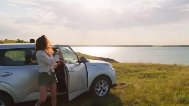 Neşeli Genç Adam Kadın Arabadan Iniyorlar Güneşli Yaz Gününde Gölün — Stok video