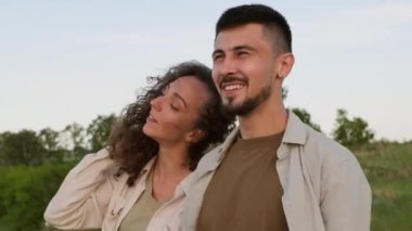 Modern erkek ve kadının birbirine aşık olduğu orta boy bir portre. Birlikte zaman geçirip doğanın tadını çıkarıyorlar.