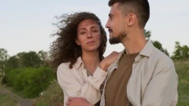 Yakışıklı sakallı adam ve güzel kız arkadaşı benimle doğada uçurumun kenarında geçiyorlar.