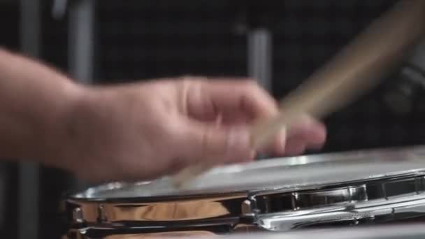 Närbild Oigenkännlig Musiker Hand Hålla Stick Slå Trumhuvud Producera Rytm — Stockvideo