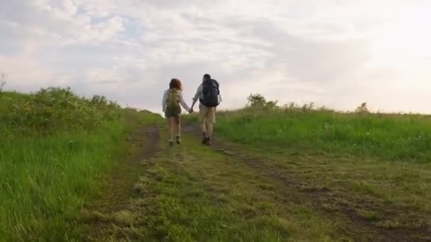 Achteraanzicht Volgen Van Beelden Van Verliefde Jongeman Vrouw Rugzakken Wandelend — Stockvideo