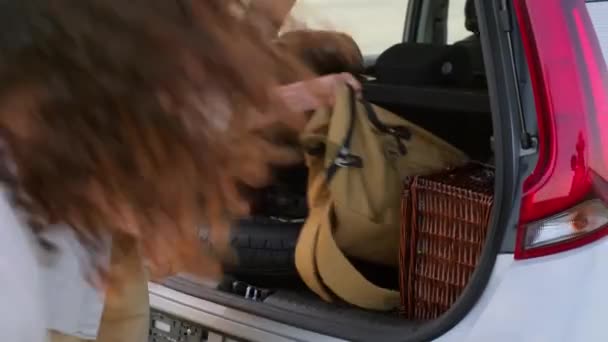 現代の男性と女性をリード健康的なライフスタイルは 車のブーツから荷物を取るキャンプの準備を取得 — ストック動画