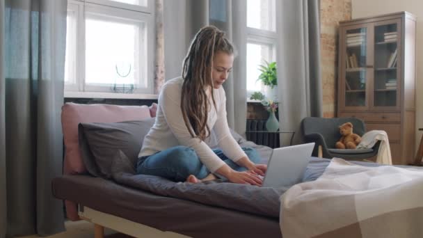 Panning Filmato Rallentatore Giovane Donna Freelance Con Dreadlocks Seduto Sul — Video Stock