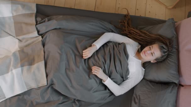Wolno Poruszający Się Film Senną Młodą Białą Kobietą Leżącą Łóżku — Wideo stockowe