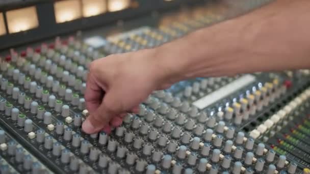 음성을 스튜디오의 실에서 조정하기 알아들을 수없는 손으로 채널을 클로즈업 — 비디오