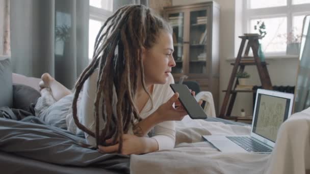 Середній Повільний Рух Кадрів Молодої Жінки Цифровий Дизайнер Лежить Ліжку — стокове відео
