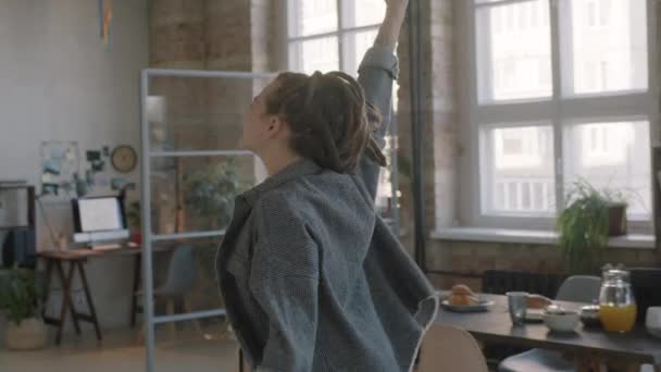 Відстеження Тилу Повільного Руху Середній Знімок Веселої Енергійної Жінки Дредлоками — стокове відео